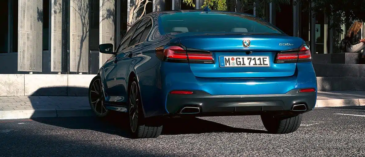 BMW 5 in blau von hinten