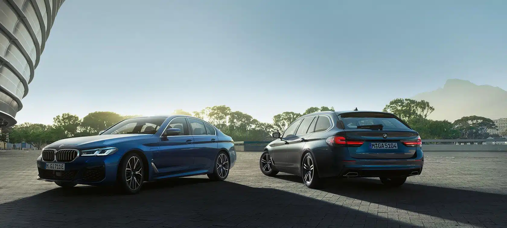 5er BMw's auf einer großen Fläche