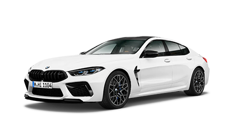 Weiße BMW Sportlimousine mit schwarzen Akzenten, von vorne links gesehen vor einem weißen Hintergrund.