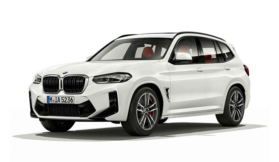 Weißer BMW SUV mit schwarzen Akzenten, von vorne links gesehen auf weißem Hintergrund.