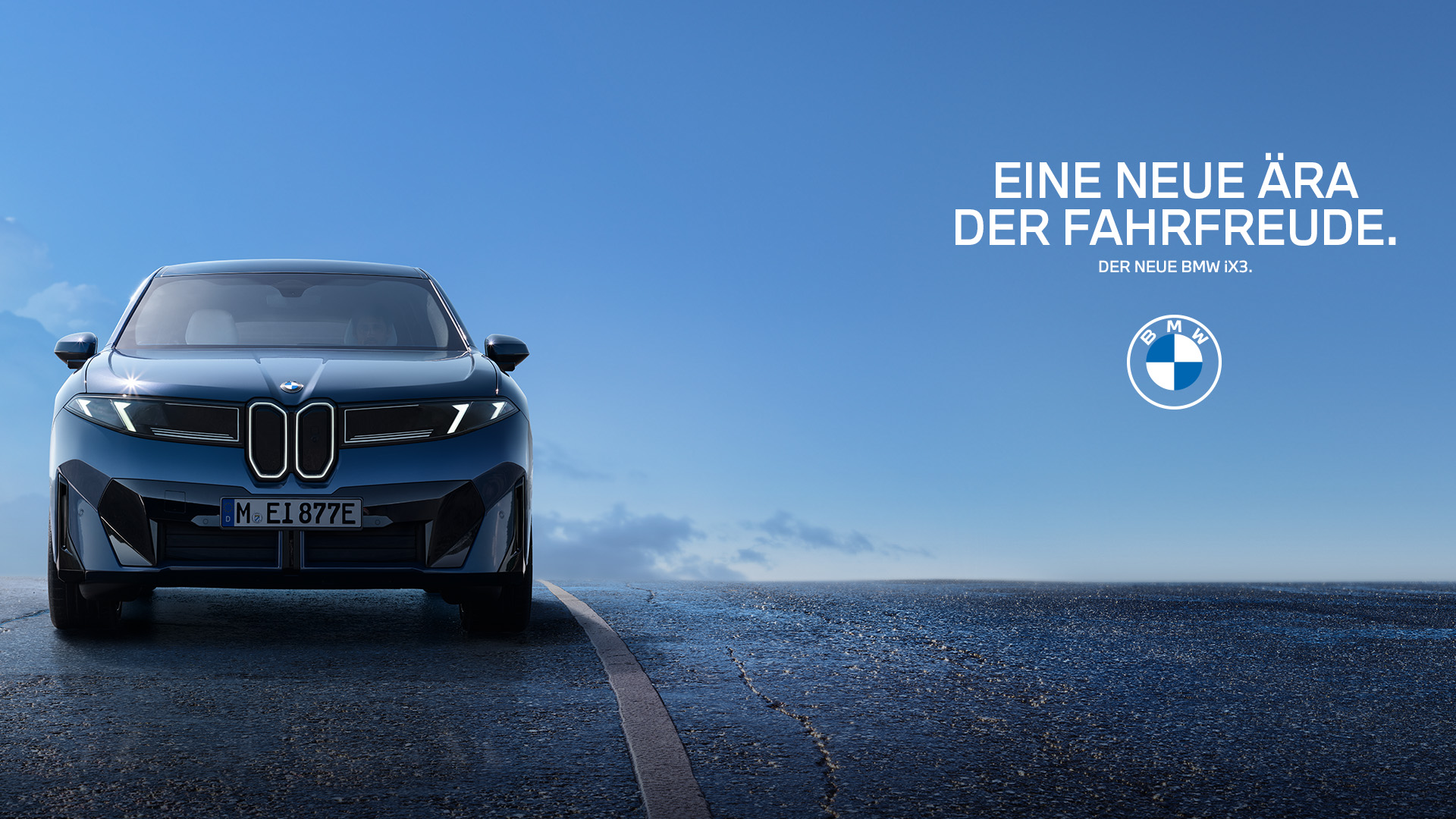 Frontansicht des iX 3 auf einer Straße mit blauem Himmel und deutschem Text auf der rechten Seite.