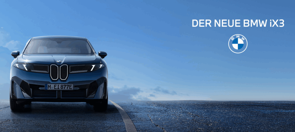 Frontansicht des blauen BMW iX3 auf der Straße mit blauem Himmel, BMW Logo und deutschem Text auf der rechten Seite.
