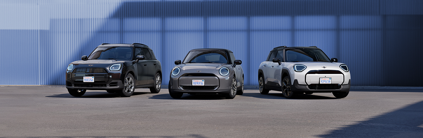 MINI Gewerbekunden 1 Drei Kleinwagen von der Marke MINI parken nebeneinander vor einem modernen blauen Gebäude.