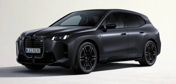 Ein eleganter schwarzer BMW SUV aus der Fokusmodelle-Reihe, geparkt auf einer hellgrauen Fläche. Ein eleganter schwarzer BMW SUV aus der Fokusmodelle-Reihe, geparkt auf einer hellgrauen Fläche.