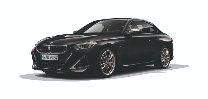 Ein schwarzer BMW 2er Coupé.
