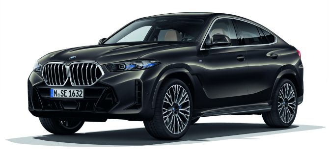 Ein schwarzer BMW X6.