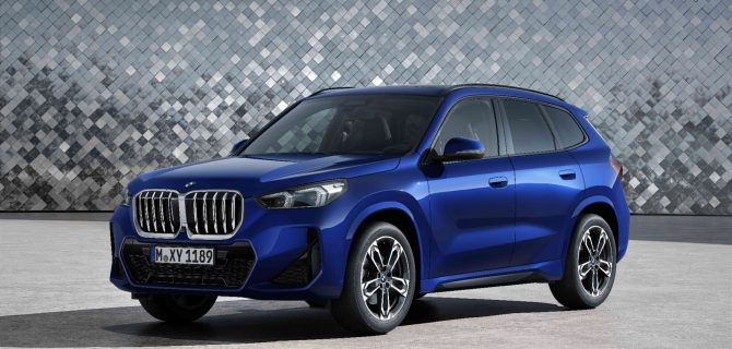 Ein blauer BMW X1 xDrive23i, Teil des GK-Fokusmodells, geparkt an einer geometrischen Kachelwand. Ein blauer BMW X1 xDrive23i, Teil des GK-Fokusmodells, geparkt an einer geometrischen Kachelwand.