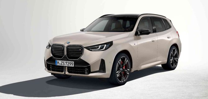 Ein beiger BMW X3 M50 xDrive, Teil der GK-Fokusmodelle, geparkt auf einer hellen Fläche, Ansicht von vorne links. Ein beiger BMW X3 M50 xDrive, Teil der GK-Fokusmodelle, geparkt auf einer hellen Fläche, Ansicht von vorne links.