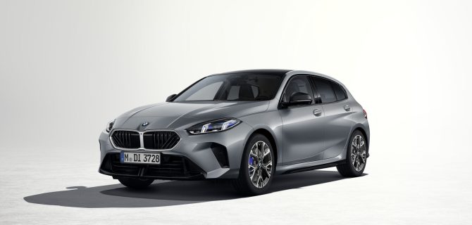 Ein silberner BMW M135xDrive mit Fließheck, inspiriert von Fokusmodellen, auf einem hellen, schlichten Hintergrund.