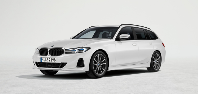 Ein weißer BMW Fokusmodelle-Wagen, der auf einem flachen, hellen Hintergrund geparkt ist und nach links schaut.